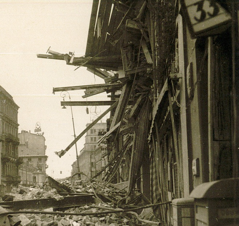 Die Zerstörung Warschaus begann im September 1939 mit Luftangriffen. Zerstörung Warschaus im September 1939 durch Luftangriffen.