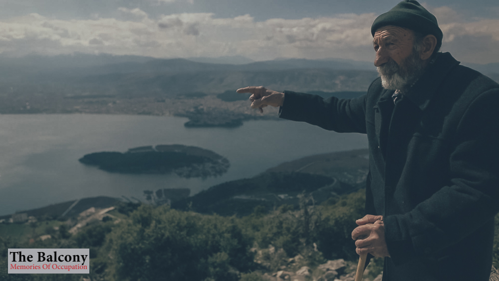 Respect for Greece Mann zeigt in die Ferne - Filmstill aus Respect for Greece