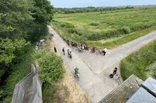 Foto von einem Aussichtsturm nach unten, man sieht die Reisegruppe von oben