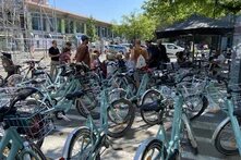 Eine große Menge gleichfarbener Leihfahrräder kreuz und quer geparkt