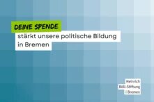 Neutrales Teaserbild mit einem Muster aus blauen Quadraten, darauf steht: Deine Spende stärkt unsere politische Bildung in Bremen