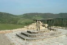 Ruinen und Mahnmal der St.-Martin-Kirche am Monte Sole, Marzabotto, Ort des größten deutschen Kriegsverbrechens in Italien.