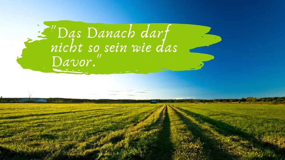 Feld bis zum Horizont. Im Himmel steht "Das Danach darf nicht so sein, wie das Davor"