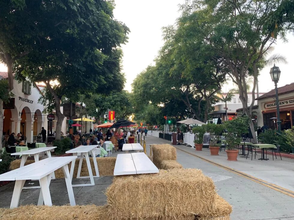 Straße in Santa Barbara, Stohbälle umzäunen auf einer Straße Sitzgruppen