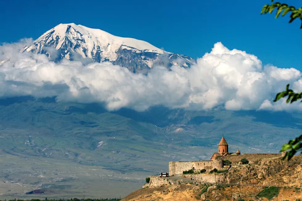 Das Kloster Chor Virap vor dem Berg Ararat. 