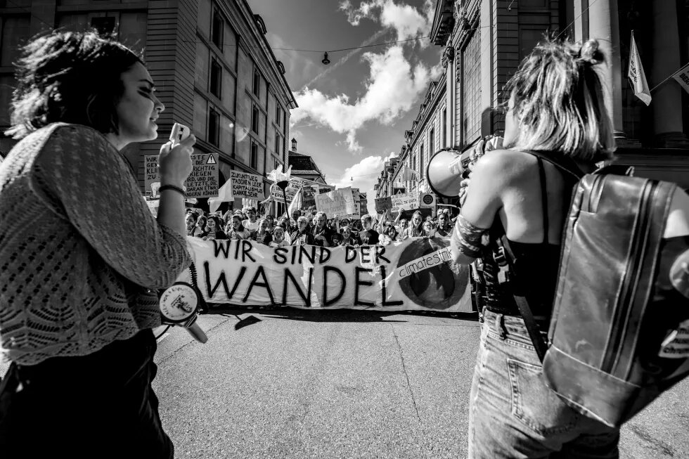 Eine Klima-Demonstration mit einem Plakat: Wir sind der Wandel