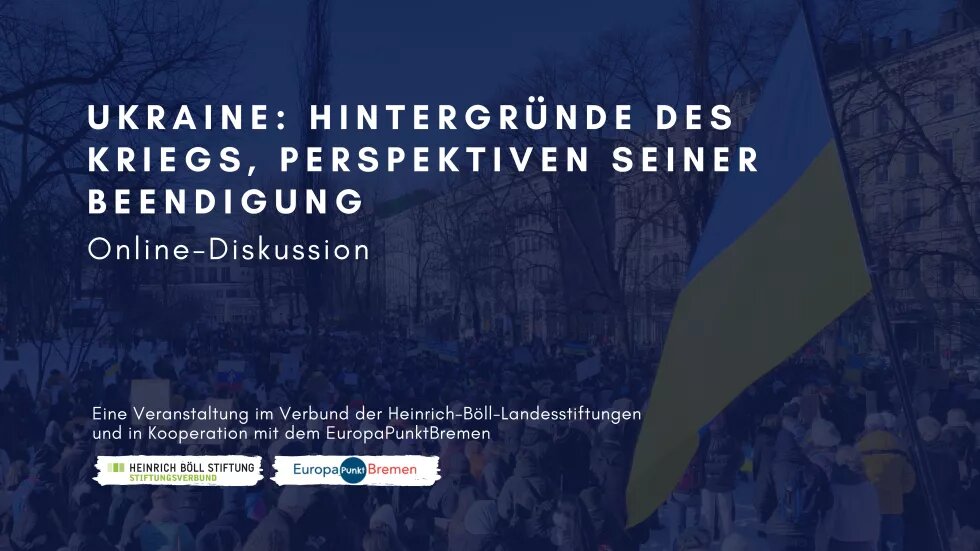 Im Hintergrund sieht man eine Demonstration, eine ukrainische Flagge wird geschwenkt. Im Vordergrund steht in weißer Schrift: Ukraine: Hintergründe des Kriegs, Perspektiven seiner Beendigung.