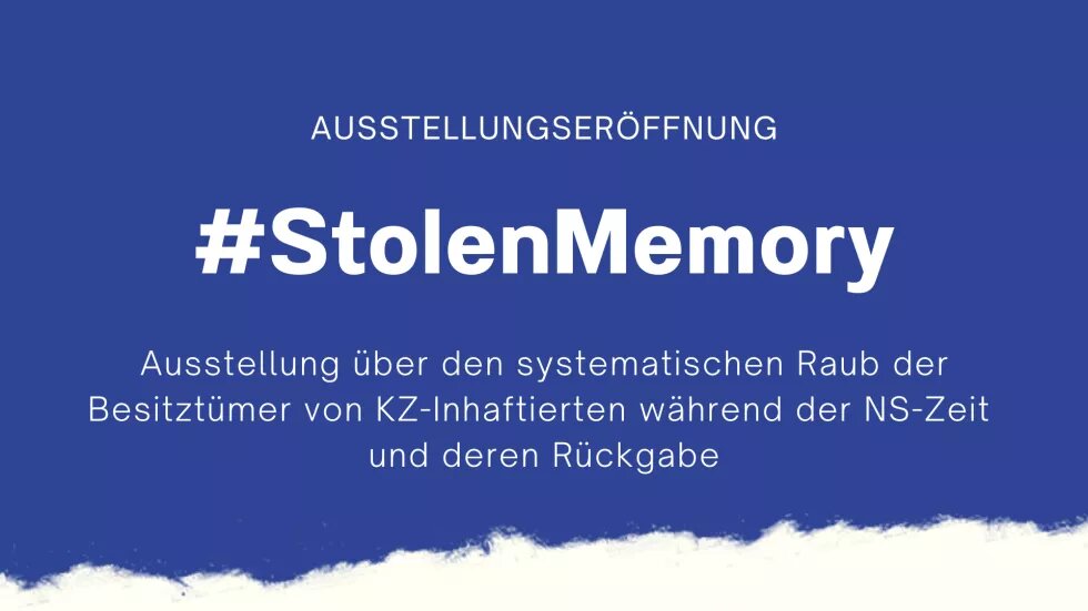 Weiße Schrift auf blauem Hintergrund "Ausstellungseröffnung #Stolen Memory. Ausstellung über den systematischen Raub der Besitztümer von KZ-Inhaftierten während der NS-Zeit  und deren Rückgabe"