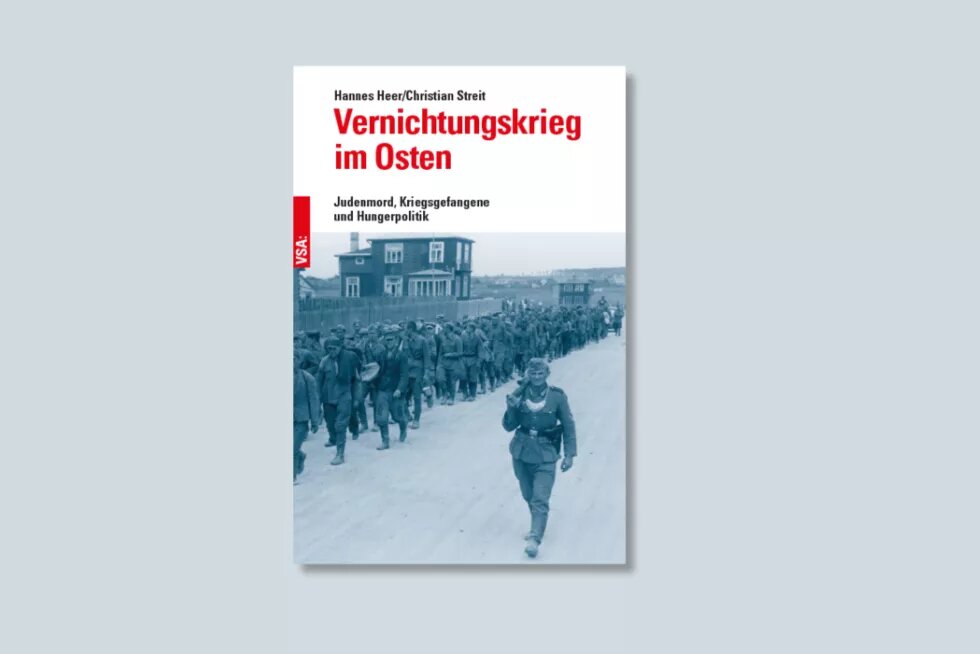 Die Titelseite des Buchs von Hannes Heer, das bei der Veranstaltung vorgestellt wurde. Auf dem Cover sieht man im unteren Bereich ein schwarz-weiß-Foto von Wehrmachtssoldaten im zweiten Weltkrieg. Darüber steht auf weißem Hintergrund in roter Schrift: Vernichtungskrieg im Osten.