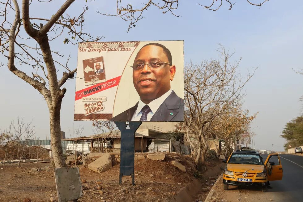 Ein Wahlplakat des amtierenden Präsidenten Macky Sall nahe der Mosquée de la Divinité