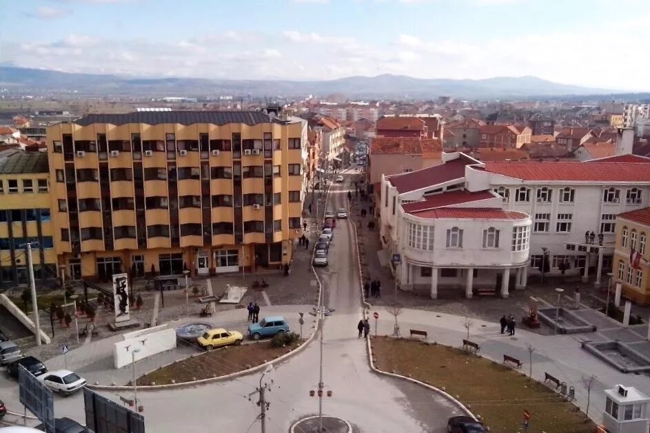 Blick auf einen Platz in der Stadt Preševo, Südserbien.