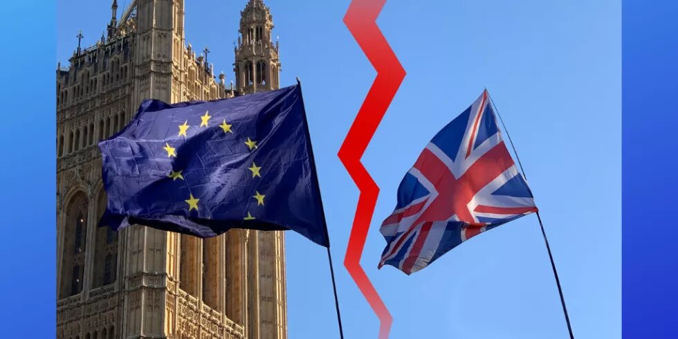 EU-Flagge und Großbritannien-Flagge vor blauem Himmel und dem Palace of Westminster