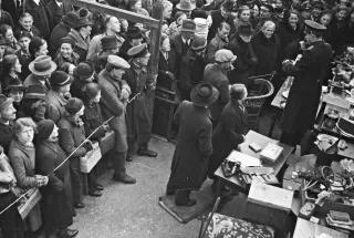 Großer Andrang und „gute Stimmung“ bei der Versteigerung jüdischen Eigentums, wie sie flächendeckend in Deutschland praktiziert wurde (hier: Lörrach 1940). 